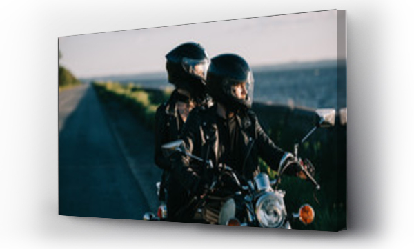 Wizualizacja Obrazu : #218757277 para motocyklistów w kaskach jadących klasycznym motocyklem po wiejskiej drodze