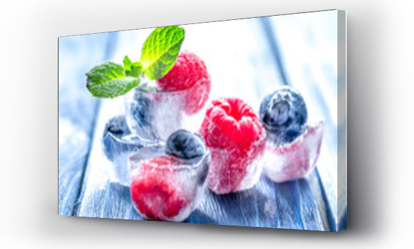 Wizualizacja Obrazu : #219801785 świeże jagody z miętą w kostkach lodu na drewnianym tle