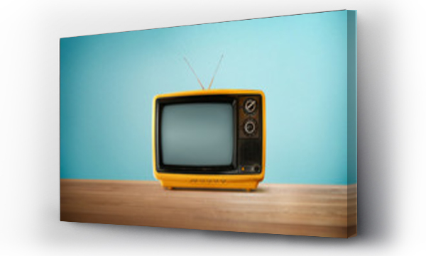 Żółty pomarańczowy kolor stary vintage retro Telewizor na drewnianym stole z miętowym niebieskim tle .