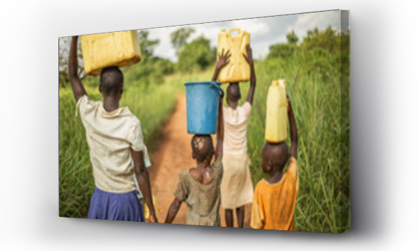 Wizualizacja Obrazu : #224079857 Grupa młodych afrykańskich dzieci spacerujących z wiadrami i dzbanami na głowach, które przygotowują się do przyniesienia czystej wody do swojej wioski.