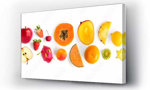 Kreatywny układ z owoców. Flat lay. Śliwka, jabłko, truskawka, jagoda, papaja, ananas, cytryna, pomarańcza, limonka, kiwi, melon, morela, pitaya i karambola na białym tle.