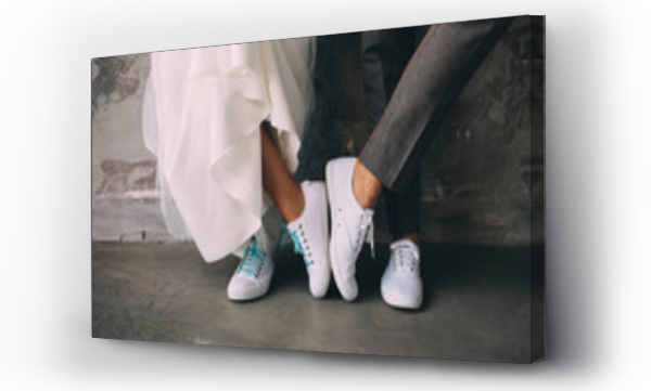 Wizualizacja Obrazu : #226319367 Hipster para stojąca razem w białych trampkach. Ślub w trampkach, miłość. Soft focus tehnic, ubrania w stylu ślubnym