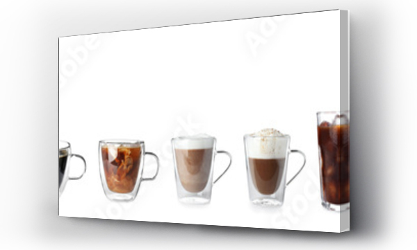 Zestaw z różnymi rodzajami napojów kawowych na białym tle