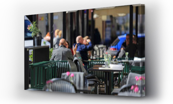 Wizualizacja Obrazu : #226555319 Ludzie przy stolikach w restauracji.