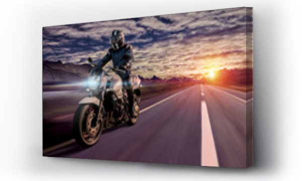 motocyklista jedzie do domu wieczorem na autostradzie podczas zachodu słońca