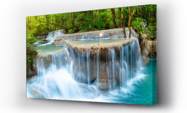 Panoramiczny piękny wodospad w głębokim lesie w Tajlandii