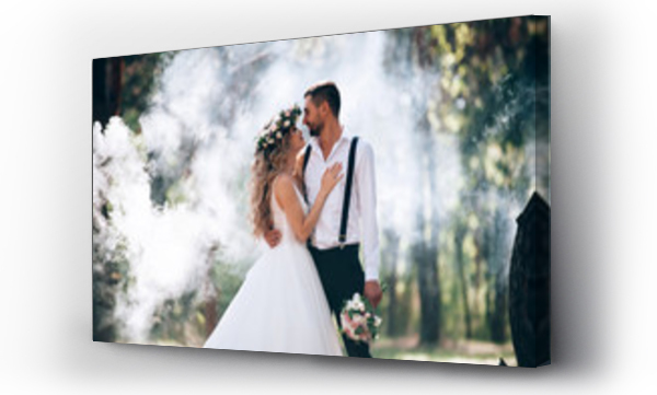 Wizualizacja Obrazu : #231896585 panny młodej i pana młodego na tle mgły bajki w lesie. Rustykalna koncepcja ślubu