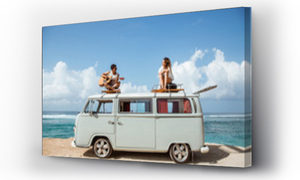 młodzi ludzie na dachu minivana w stylu retro cieszący się wspólnym czasem