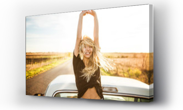 Wizualizacja Obrazu : #233664808 Radosna kobieta z podniesionymi rękami stojąca w samochodzie na tle nieba