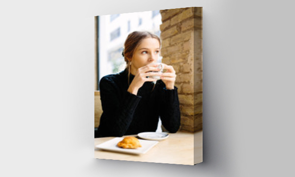 Wizualizacja Obrazu : #236573400 Śniąca młoda kobieta delektująca się kawą
