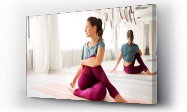 Wizualizacja Obrazu : #238349286 fitness, sport i zdrowy styl życia koncepcja - kobieta ćwicząca jogę w studio