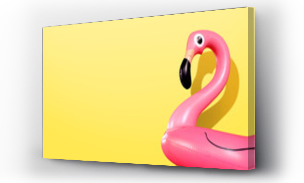 Ogromny nadmuchiwany Flamingo na żółtym tle, basen pływać partii, modne lato koncepcja