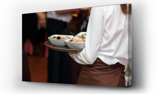 Wizualizacja Obrazu : #244817694 Kelnerka roznosi talerze z jedzeniem na sali w restauracji.