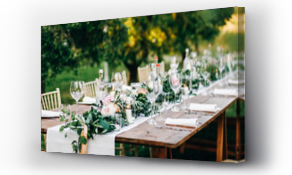 Wizualizacja Obrazu : #250229420 Kwiatowa girlanda z eukaliptusa i różowych kwiatów leży na stole na przyjęciu weselnym. Włoski obiad