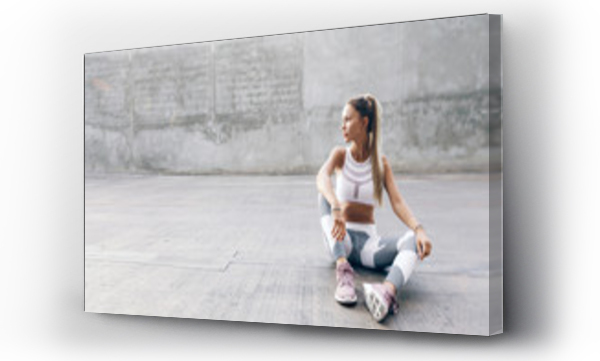 Wizualizacja Obrazu : #250565154 Modelka fitness w stroju sportowym pozująca na tle szarej ściany