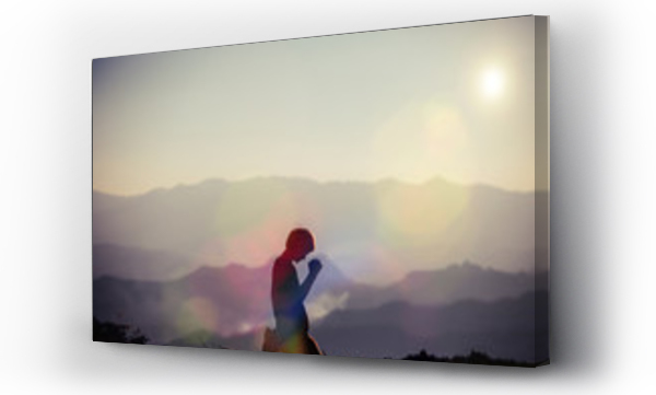 Wizualizacja Obrazu : #250573498 Wiara chrześcijańskiej koncepcji: Duchowa modlitwa ręce nad słońcem świecić z rozmazany piękny zachód słońca tło