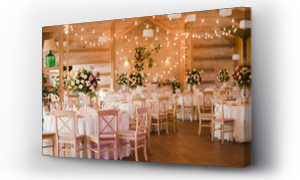 Wizualizacja Obrazu : #252113786 Przytulność i styl. Nowoczesny projekt imprezy. Ustawienie stołu na przyjęciu weselnym. Kwiatowe kompozycje z pięknymi kwiatami i zielenią, świece, układanie i talerze na udekorowanym stole.