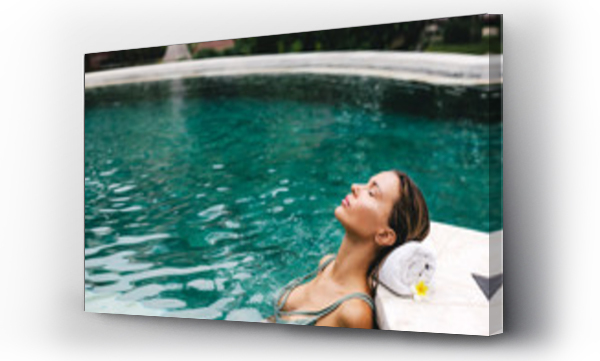 Wizualizacja Obrazu : #253882022 Woman relaxing in swimming pool