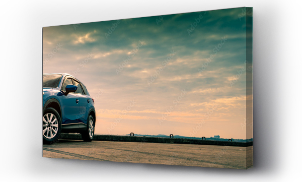 Niebieski kompaktowy samochód SUV o sportowym i nowoczesnym wyglądzie zaparkowany na betonowej drodze nad morzem. Hybrydowy i elektryczny samochód koncepcji technologii. Miejsce parkingowe. Przemysł motoryzacyjny. Pielęgnacja samochodu koncepcja usługi.