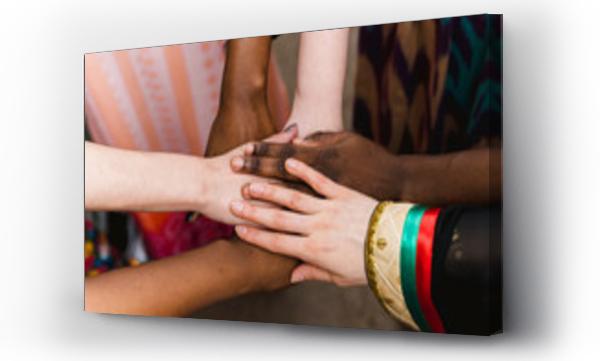 Różnorodność narodowa. Ludzie o różnym wyglądzie i narodowości stoją razem w kręgu i trzymają się za ręce. Budowanie zespołu i partnerstwo koncepcja biznesowa