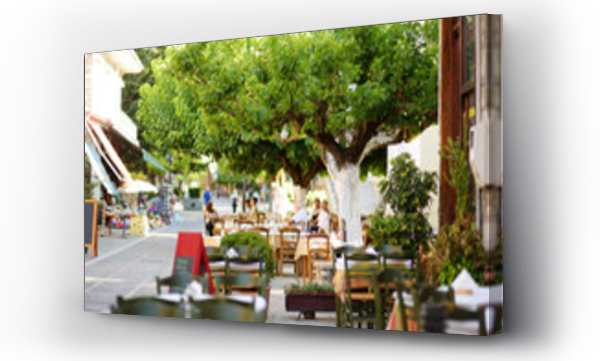 Małe restauracje na świeżym powietrzu na deptaku w centrum miasta Kalavryta w pobliżu placu i stacji kolejowej Odontotos, Grecja.