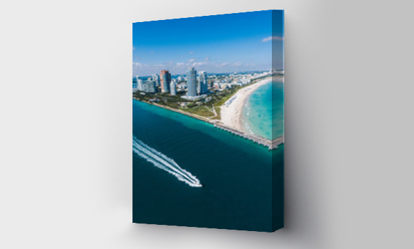 Wizualizacja Obrazu : #257106630 Widok z lotu ptaka na Miami Beach z widoczną motorówką