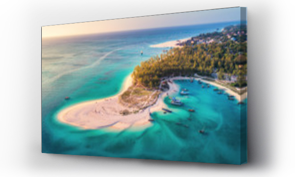 Wizualizacja Obrazu : #257256800 Widok z lotu ptaka na łodzie rybackie na tropikalnym wybrzeżu morskim z piaszczystą plażą o zachodzie słońca. Letnie wakacje na Oceanie Indyjskim, Zanzibar, Afryka. Krajobraz z łodzią, zielone drzewa, przezroczysta niebieska woda. Widok z góry