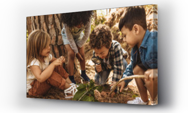 Dzieci badające las z lupą