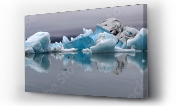 Wizualizacja Obrazu : #265690001 Lód, góry lodowe ze śladami popiołu wulkanicznego, jezioro polodowcowe, laguna lodowcowa lodowca Vatnajokull, Jokulsarlon, Panorama, Islandia, Europa