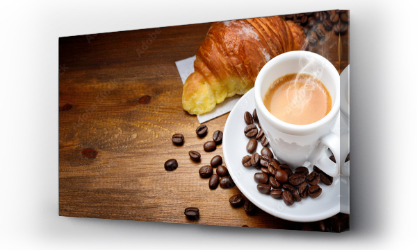 Espresso i croissant z ziarnami kawy na drewnianym tle