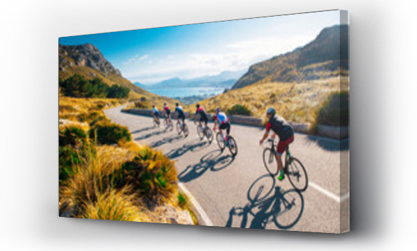 Kolarz sport zespołowy zdjęcie. Grupa triathlete na przejażdżkę rowerową na drodze na Majorce, Majorka, Hiszpania.