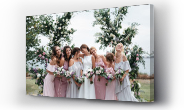 Wizualizacja Obrazu : #268498196 Piękne eleganckie szczupłe uśmiechnięte druhny w delikatnych różowo-beżowych letnich sukienkach na ceremonii ślubnej.