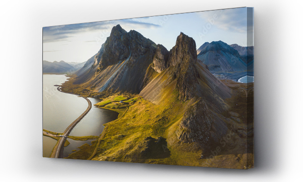 Wizualizacja Obrazu : #270048975 malownicza droga w Islandii, piękna przyroda krajobraz panorama lotnicza, góry i wybrzeże o zachodzie słońca