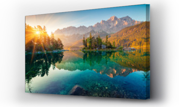 Imponujący letni wschód słońca na jeziorze Eibsee z pasmem górskim Zugspitze. Słoneczna scena na zewnątrz w niemieckich Alpach, Bawaria, Niemcy, Europa. Piękno natury koncepcji tła.