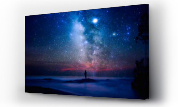 Wizualizacja Obrazu : #271404370 Gwiaździste nocne niebo nad morzem i plażą z sylwetką człowieka. człowiek stojący na plaży morskiej pod rozgwieżdżonym niebem.
