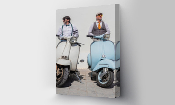 Wizualizacja Obrazu : #271655199 Rozmarzeni hipsterzy w średnim wieku w modnych ubraniach z motocyklami retro opartymi o ścianę w słoneczny dzień