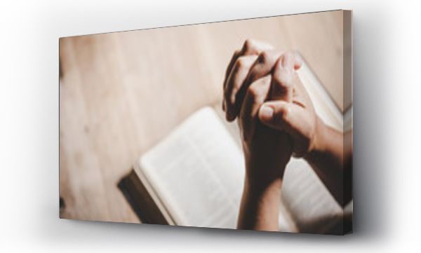 Duchowość i religia, Ręce złożone w modlitwie na Świętej Biblii w kościele koncepcji dla wiary.