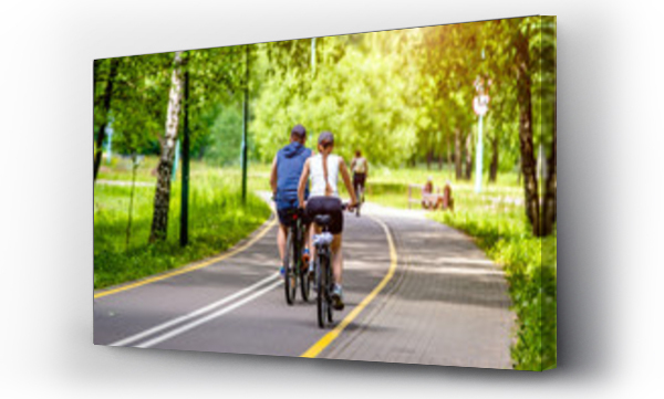 Wizualizacja Obrazu : #277536000 Rowerzyści jeżdżą po ścieżce rowerowej w Parku Miejskim