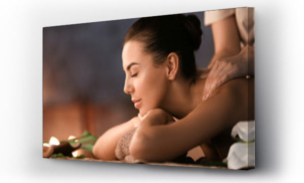 Piękna młoda kobieta otrzymująca masaż w salonie spa