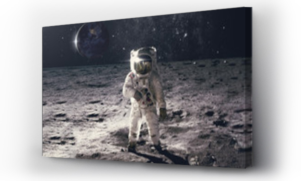 Astronauta na powierzchni skały z tłem kosmicznym. Elementy tego zdjęcia dostarczone przez NASA