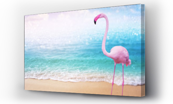 różowy flamingo na pięknej piaszczystej plaży i miękkie niebieskie fale oceanu lato koncepcja tło