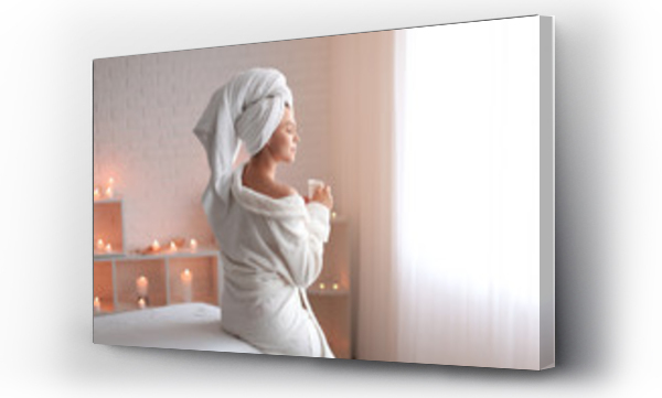 Wizualizacja Obrazu : #279291981 Piękna młoda kobieta z filiżanką herbaty relaksująca się w salonie spa
