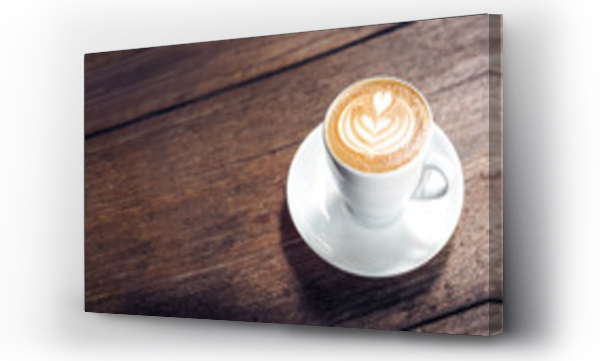 Close up gorące cappuccino biały kubek kawy z serca kształt latte sztuki na ciemnobrązowym stole starego drewna w kawiarni, żywności i napojów koncepcji.
