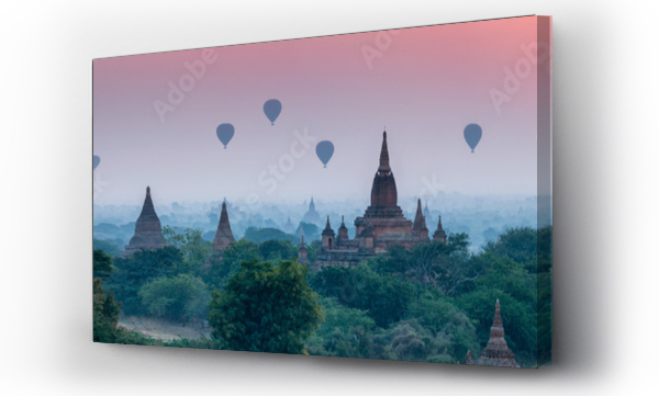 Panorama Bagan z świątyniami i balonami na gorące powietrze podczas wschodu słońca