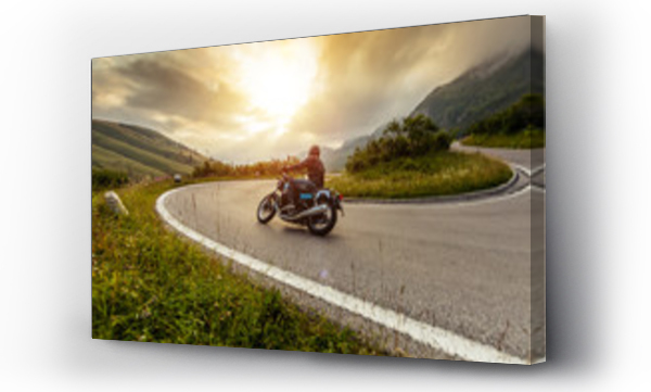 Wizualizacja Obrazu : #284350015 Motocyklista jadący w krajobrazie alpejskim.
