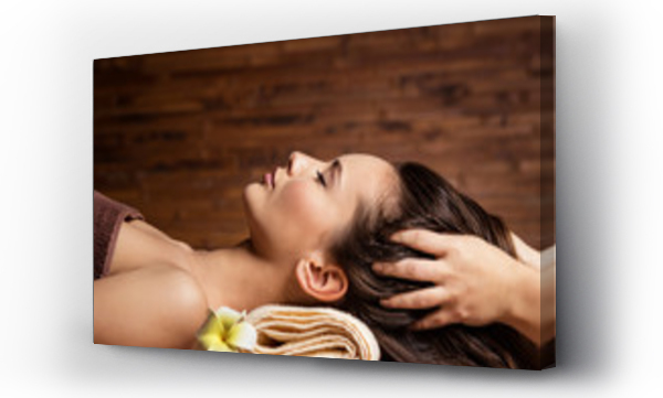 Wizualizacja Obrazu : #284712504 Masażysta wykonujący masaż głowy i włosów dla kobiety w salonie spa