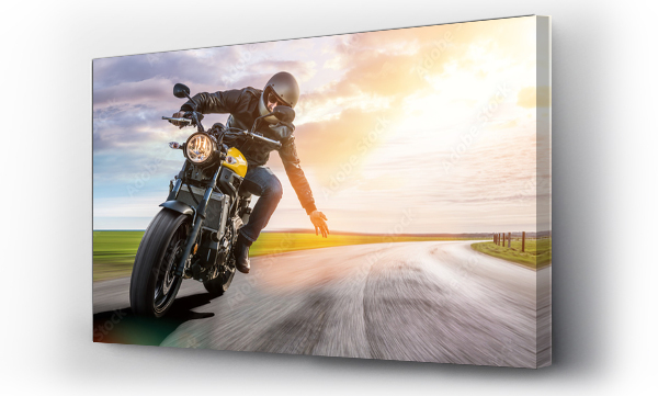 Wizualizacja Obrazu : #286771326 człowiek na motocyklu na drodze jazdy. zabawy jazdy pustej drogi na motocyklu podróży wycieczki. copyspace dla indywidualnego tekstu.