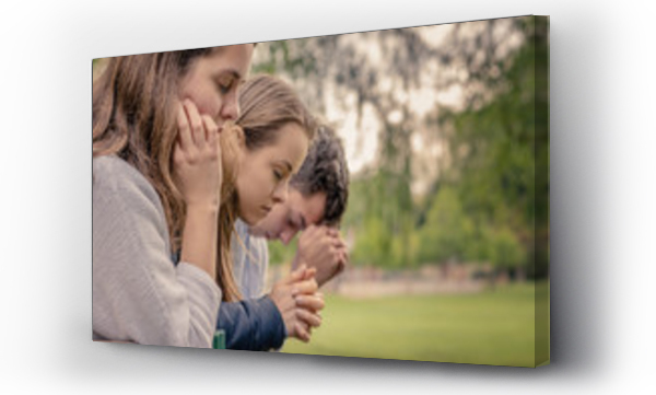 Wizualizacja Obrazu : #286871626 Chrześcijańskie uwielbienie i chwała. Szczęśliwi przyjaciele modlący się razem w parku.