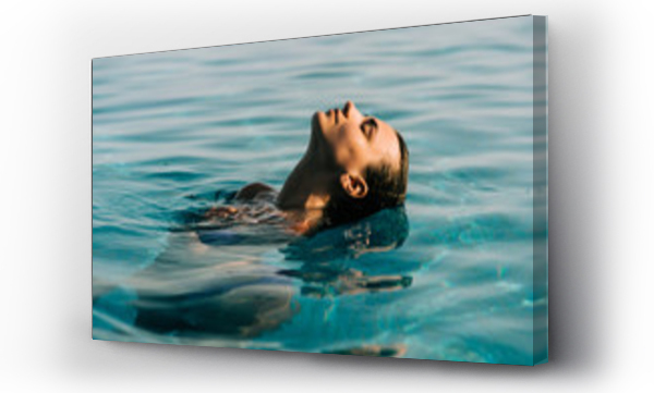 Wizualizacja Obrazu : #287376139 Młoda kobieta pływać w basenie