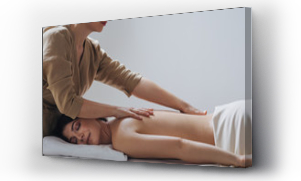 Wizualizacja Obrazu : #287953228 Piękna biała kobieta korzystająca z masażu pleców w salonie spa.